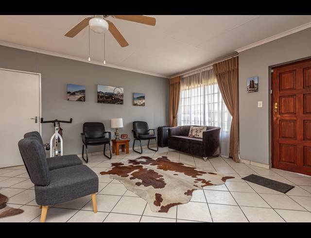 3 BEDROOM CLUSTER TO LET IN NEW MARKET